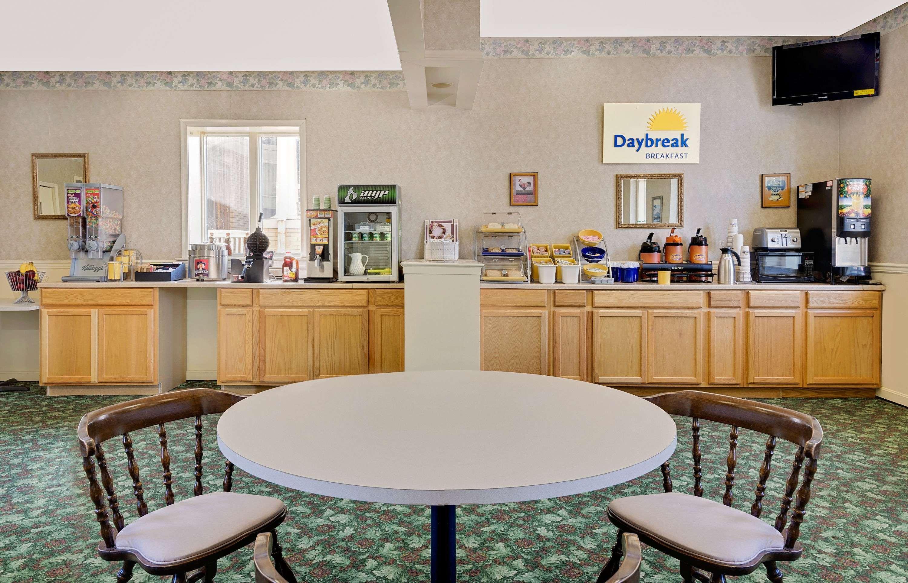 Days Inn By Wyndham Waynesboro Exterior photo